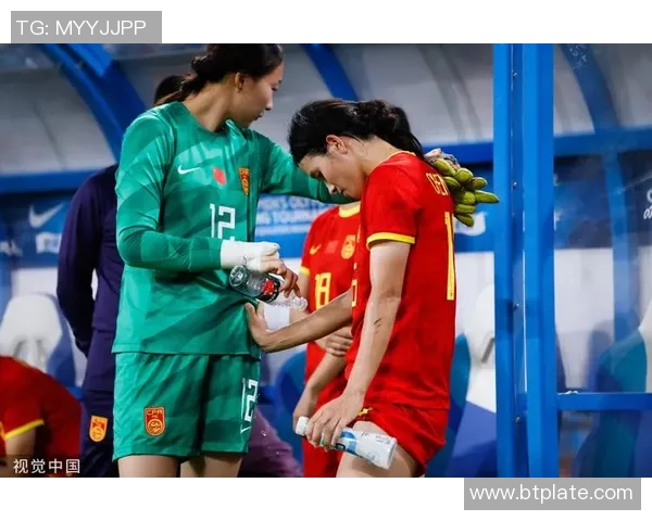 中国女足球星惊艳赛场被表白 引发球迷热议与关注